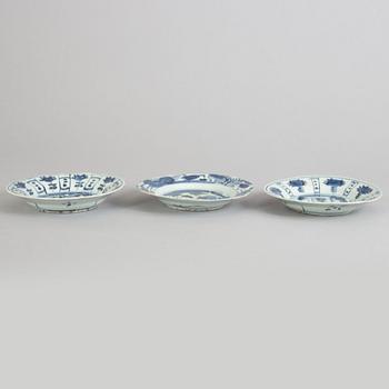 A set of three blue and white dishes, Ming dynasty (1572-1620).