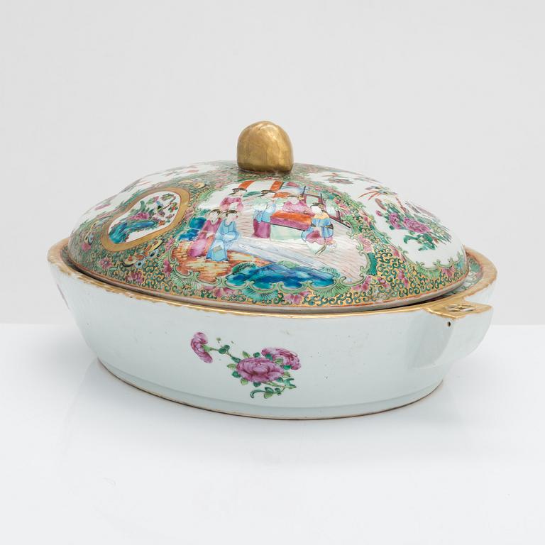 A lidded hot water dish, Qing dynasty, Canton, 19th Century.