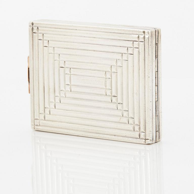 Boucheron puderdosa silver med fasettslipade rubiner.