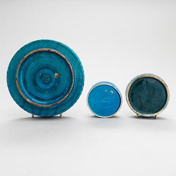 Aldo Londi, Pöytävalaisin ja maljoja, 3 kpl, keramiikkaa, "Rimini blu", Bitossi, Italia, 1900-luvun puoliväli.