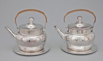 TEKANNOR MED FAT, ett par, nysilver, CG Hallberg, Stockholm 1920-tal.