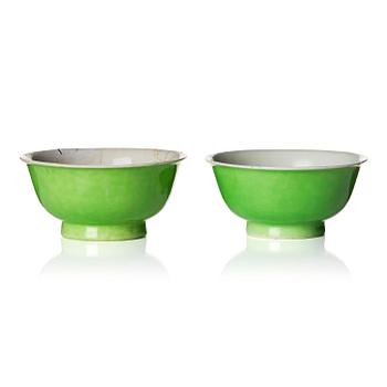 954. A pair of small green glazed bowls, late Qing dynasty, 19th century.