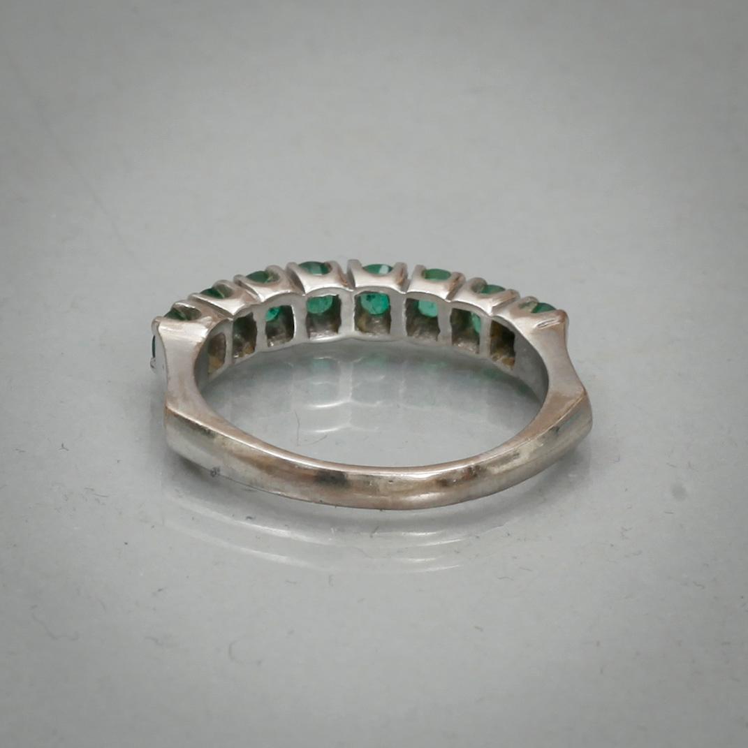 RING, 18k vitguld med 8 små smaragder. Vikt 3,4 g.