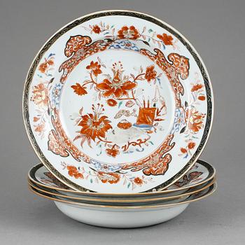 TALLRIKAR 4 st, porslin. Qianlong Kina (1736-1795).