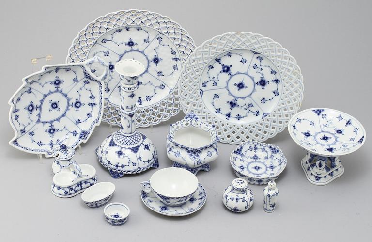 SERVISDELAR, 23 st, porslin, Royal Copenhagen samt 2 st, porslin, Bing & Gröndahl, 1900-talets andra hälft.