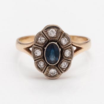 A 14K gold ring with a sapphire and diamonds ca. 0.24 ct in total. Eero Eskelinen.