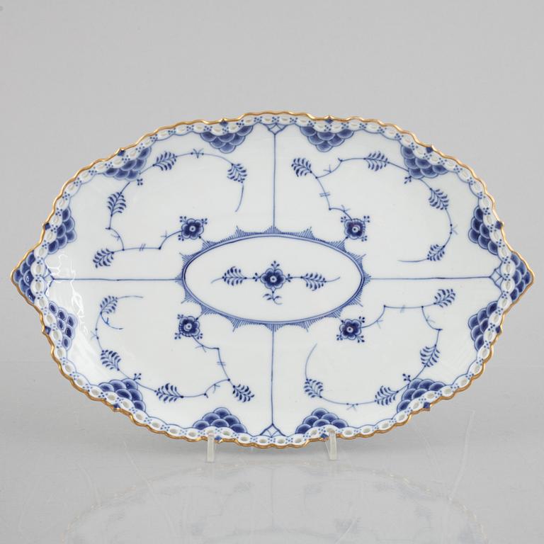 A 'Blue Fluted Full Lace' / 'Musselmalet' porcelain basket / fruit bowl with stand, Royal Copenhagen, post 1923.