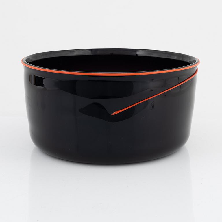 Erik Höglund, a glass bowl, Studioglas, Strömbergshyttan, numbered 9/25 and dated 1988.