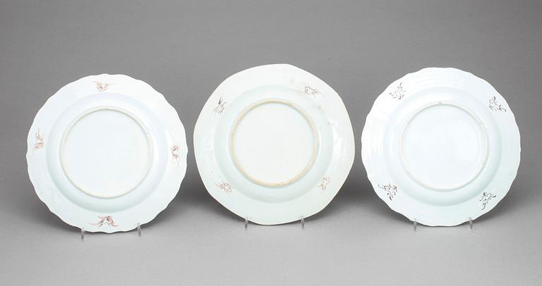 TALLRIKAR, 12 st snarlika, porslin, Qingdynastin Qianlong (1736-95).
