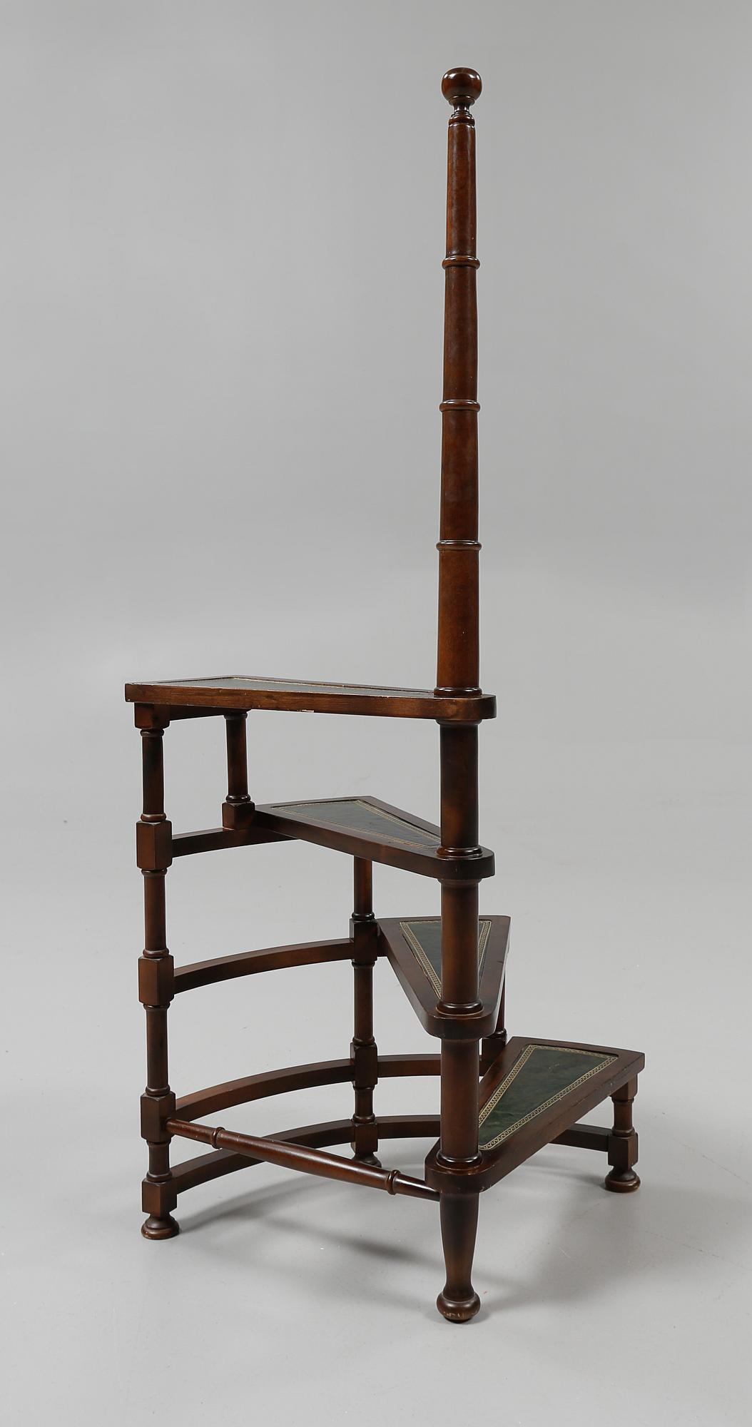 BIBLIOTEKSSTEGE, engelsk stil, 1900-talets andra hälft.