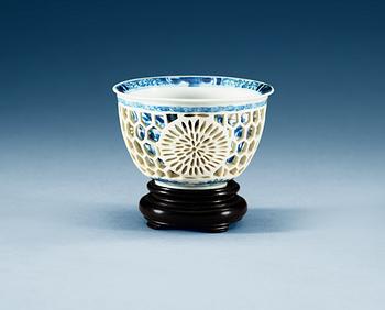 A blue and white cup, Qing dynasty, Kangxi (1662-1722).