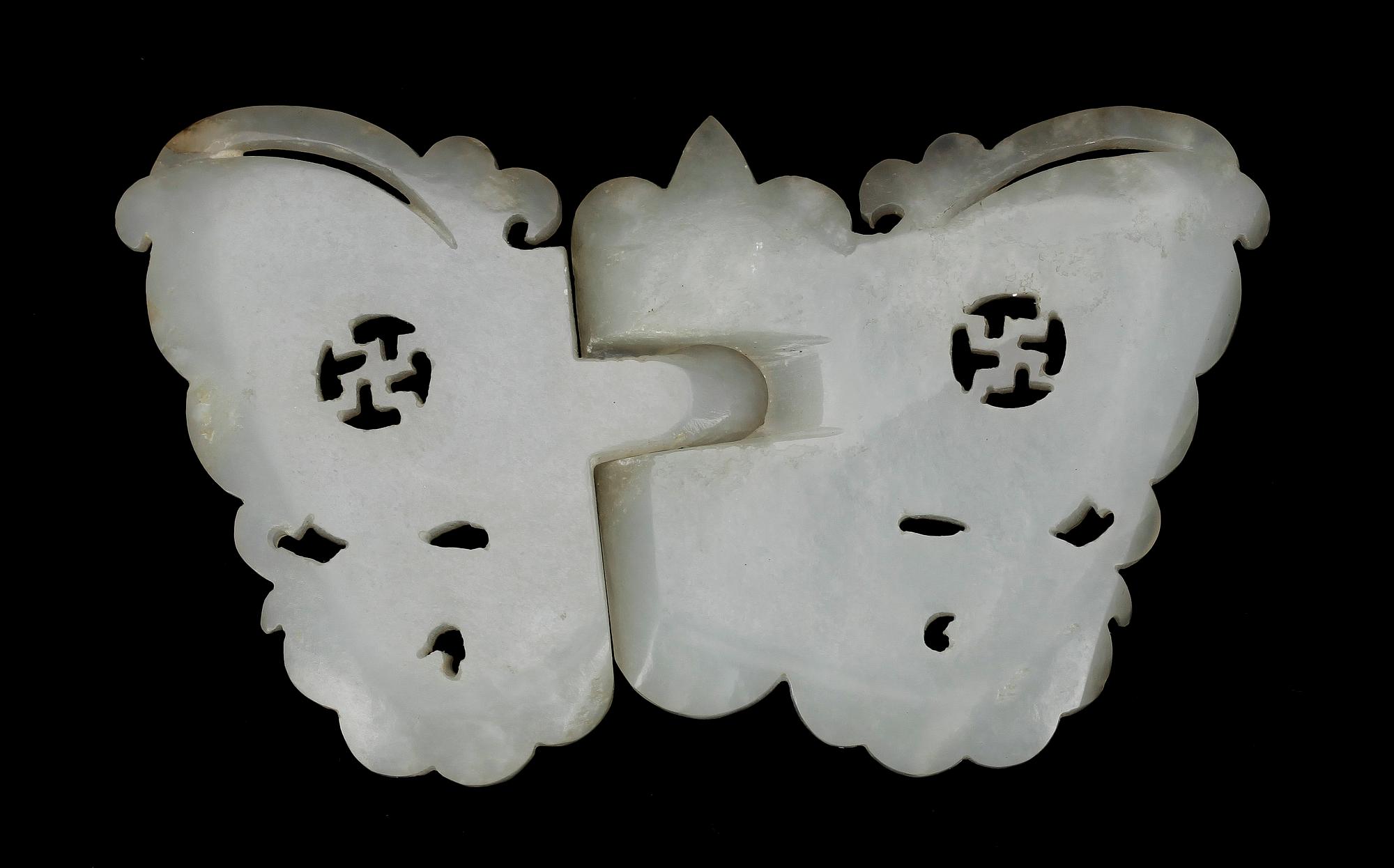 DRÄKTSPÄNNE, nefrit. Kina, tidigt 1900-tal.