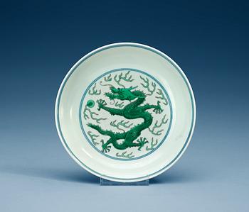 1474. A green glazed dragon dish, Qing dynasty with Daoguangs seal mark and period.