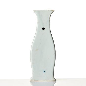 A blue and white pear shaped wall vase, Transition, 17th century.