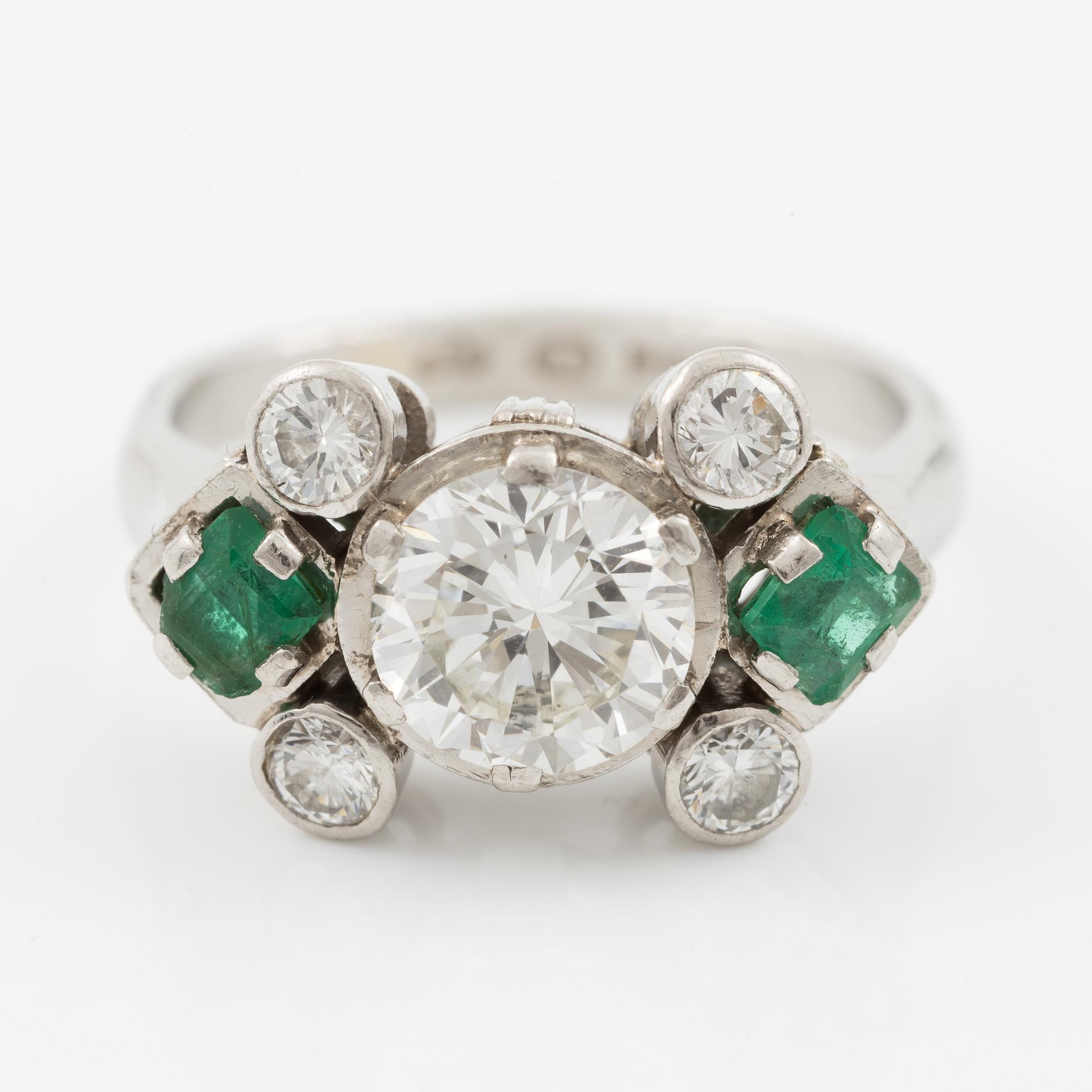 Ring 18K white gold set with a round brilliant-cut diamond approximately 1.12 ct.