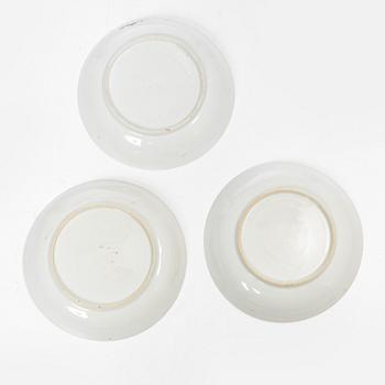 Parti, porslin samt fat i emalj på koppar, nio delar. Qingdynastin, 1700-tal.