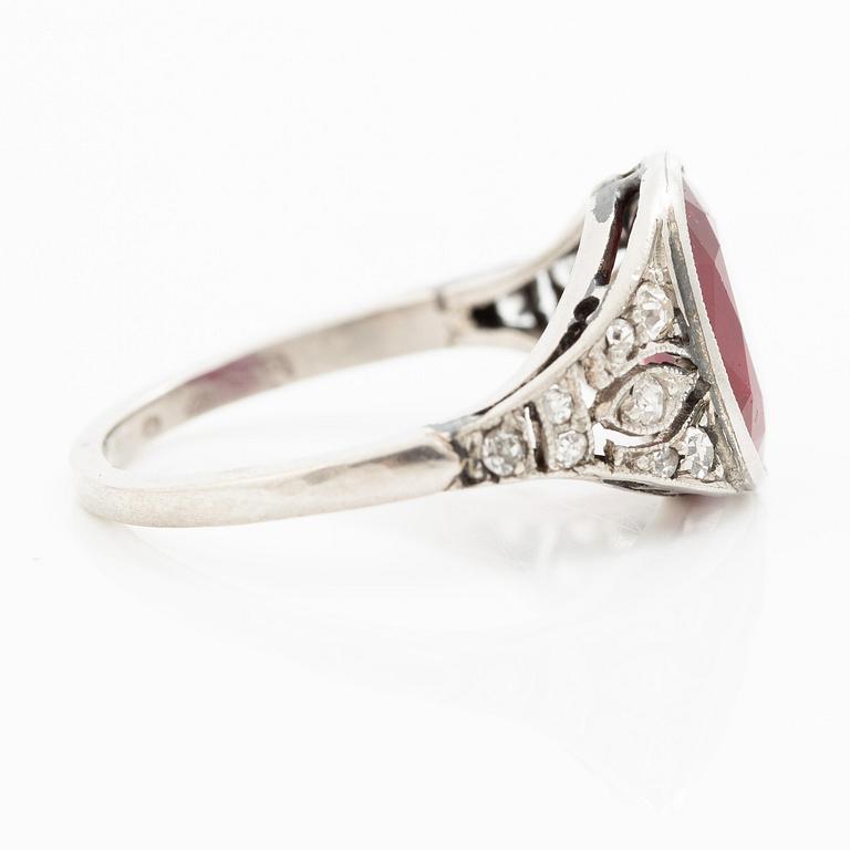 Ring platina med en fasettslipad rubin samt gammal- och åttkantslipade diamanter.
