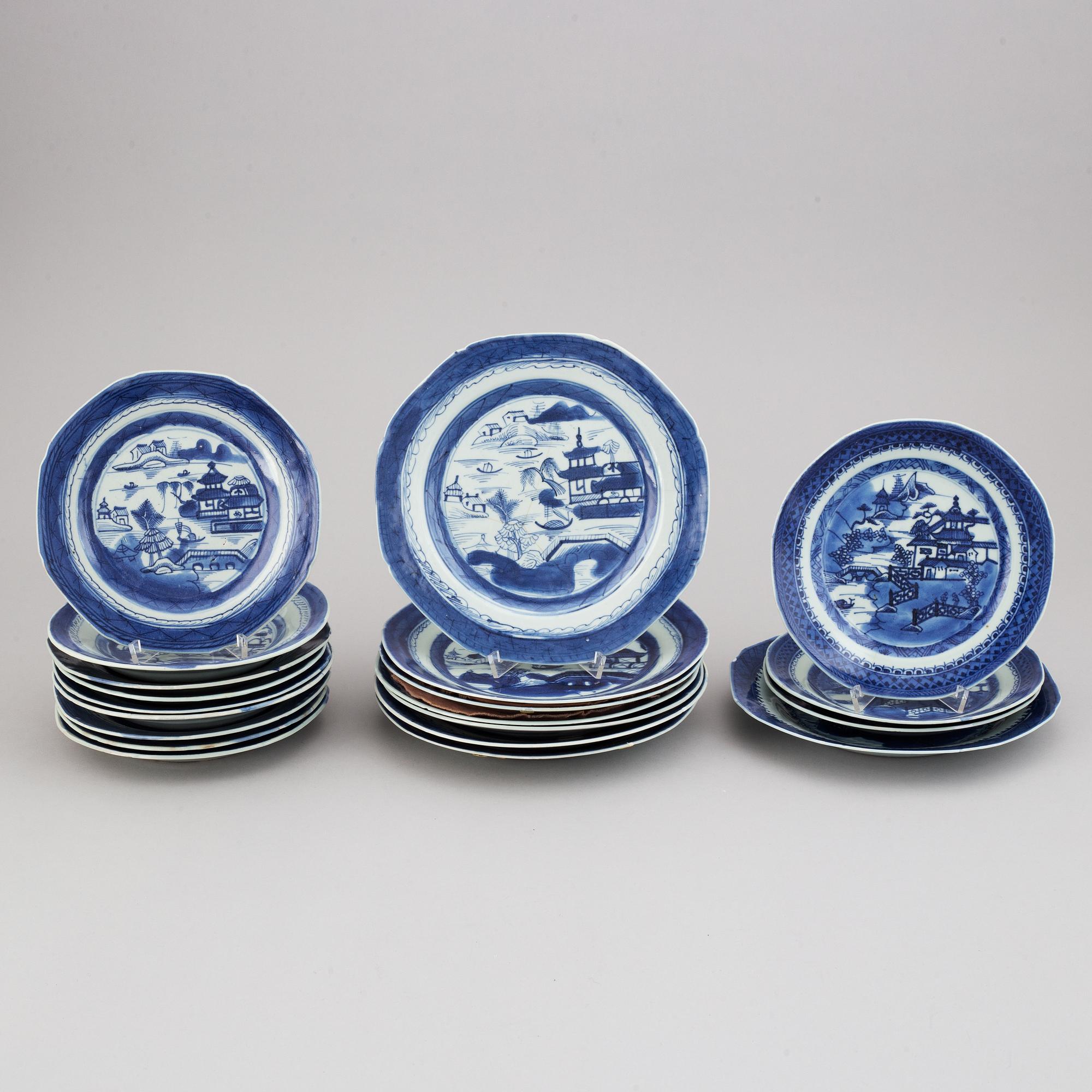 A set of 20 blue and white plates, Qing dynasty, 19th Century.