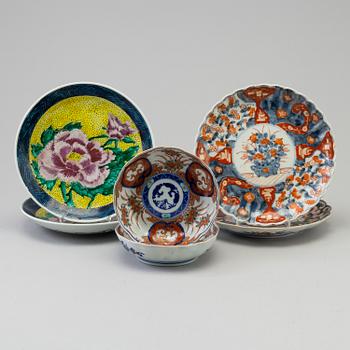 Six famille rose and imari dishes, Japan, late 19th/20th century.