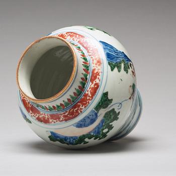 A Chinese Transitional wucai jar with cover, 17th Century.