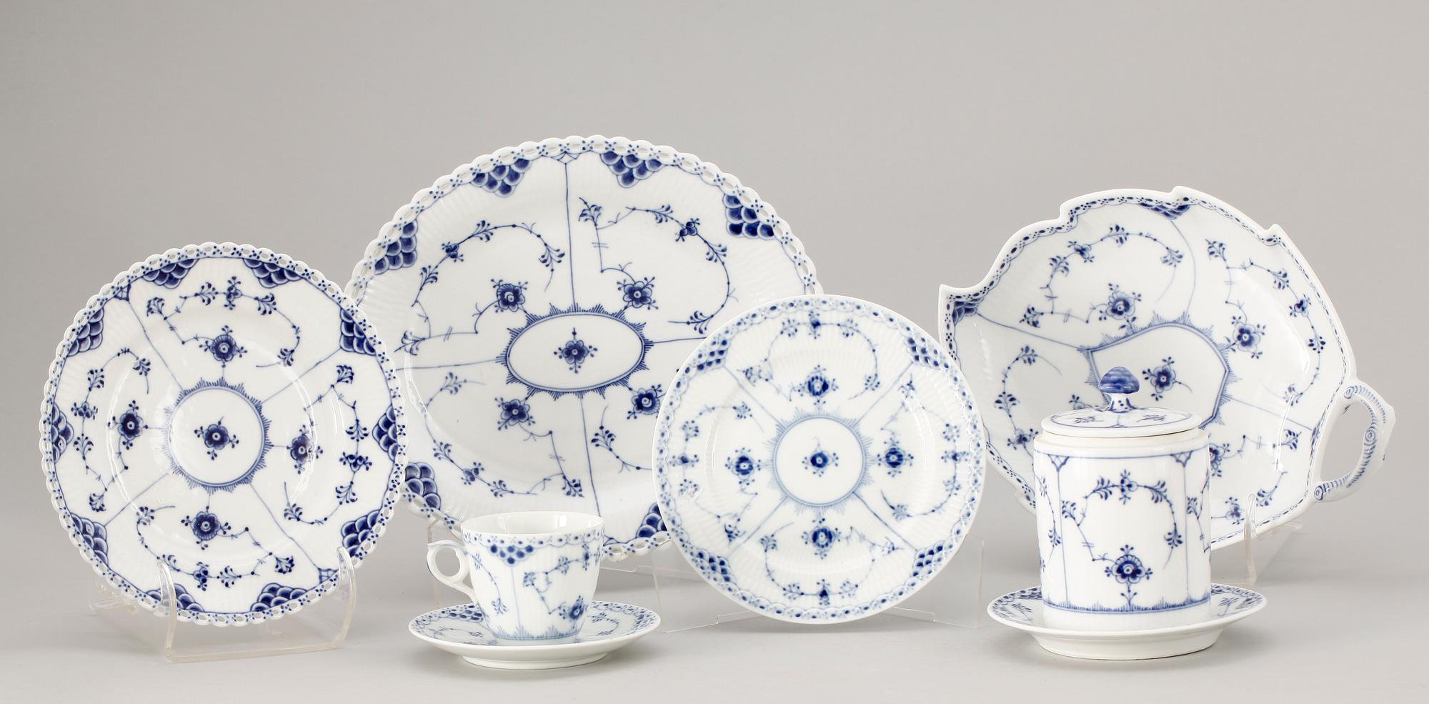 SERVIS, 18 delar, porslin, "Musselmalet". Royal Copenhagen, Danmark.