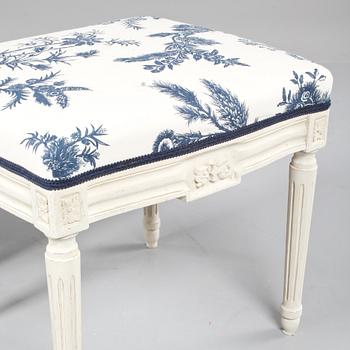 TABURETTER, ett par, gustaviansk stil, omkring 1900-talets mitt.