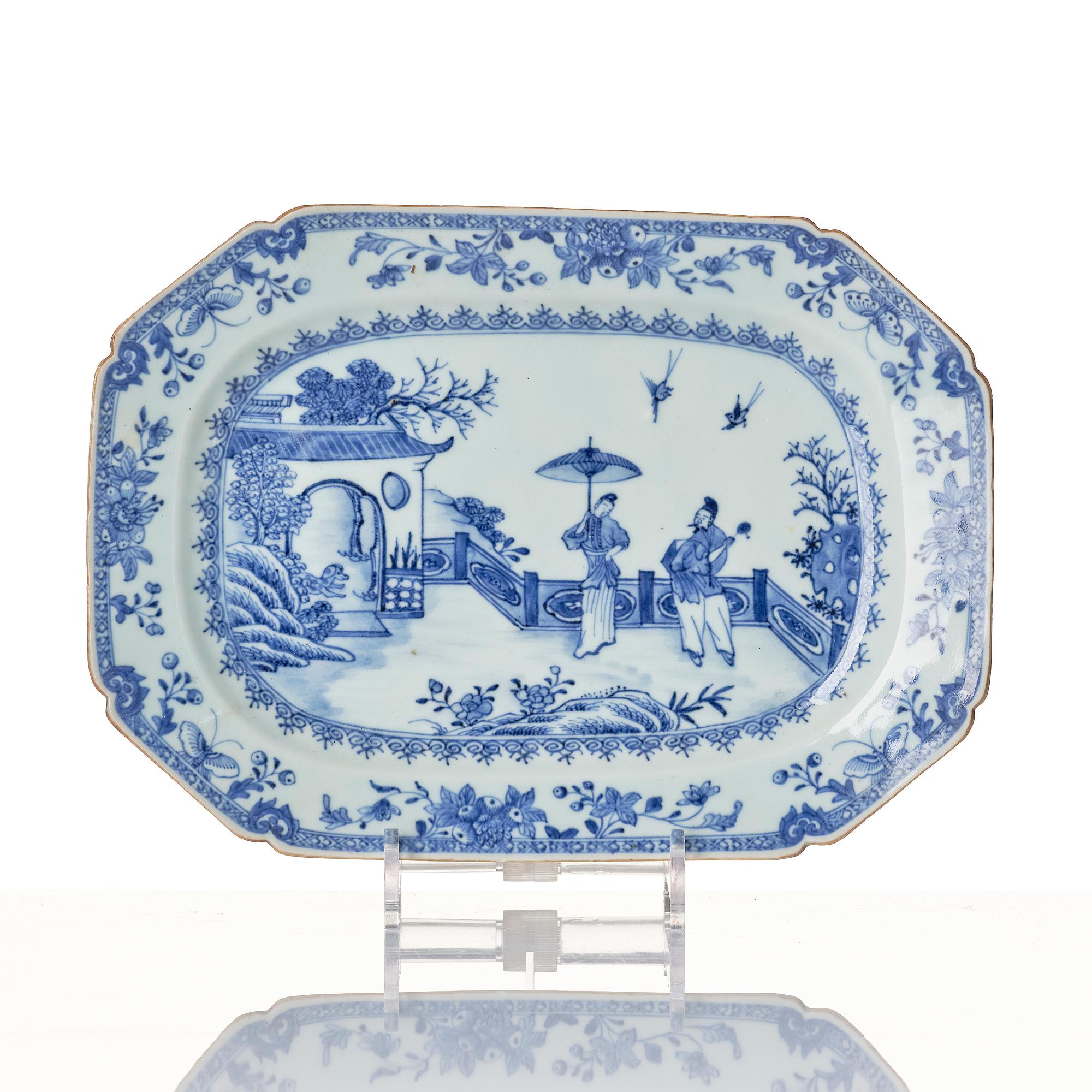 A blue and white serving dish, Qing dynasty, Qianlong (1736-95).