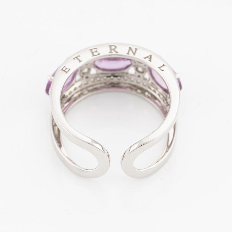 Ring with three pink sapphires and brilliant-cut diamonds.