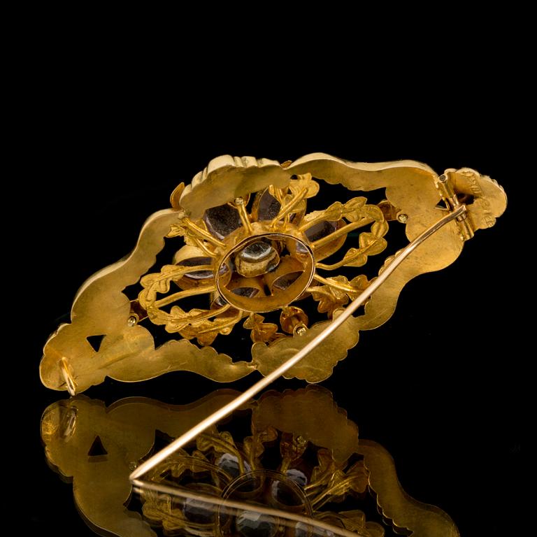 BROSCH, 18 k guld med akvamarin samt ametister. Vikt ca 6 gram.