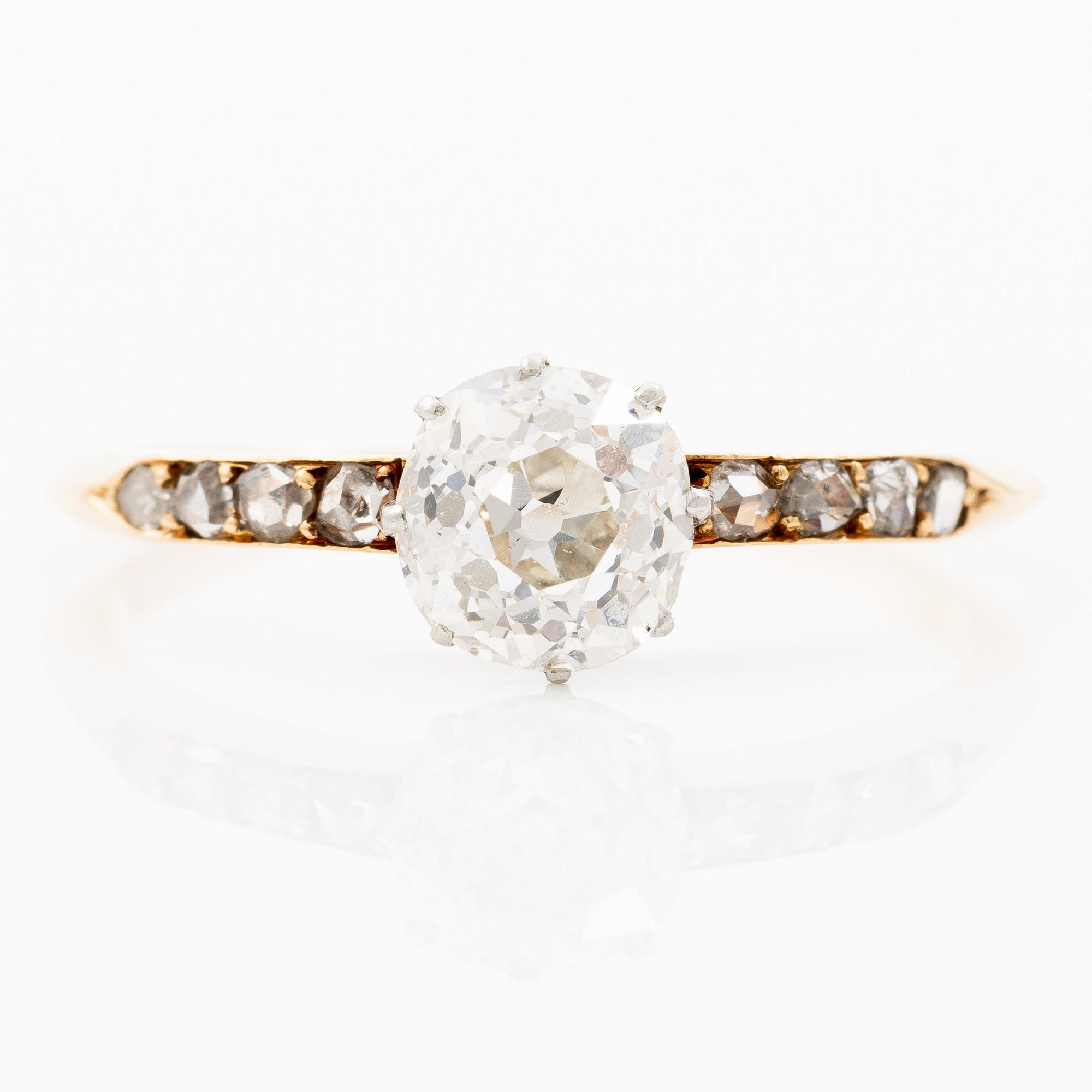 Ring in 18K gold and platinum with an old-cut diamond.