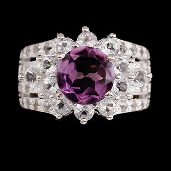 RING, sterlingsilver, ametist ca 3.00 ct, vita topaser tot ca 1.60 ct.