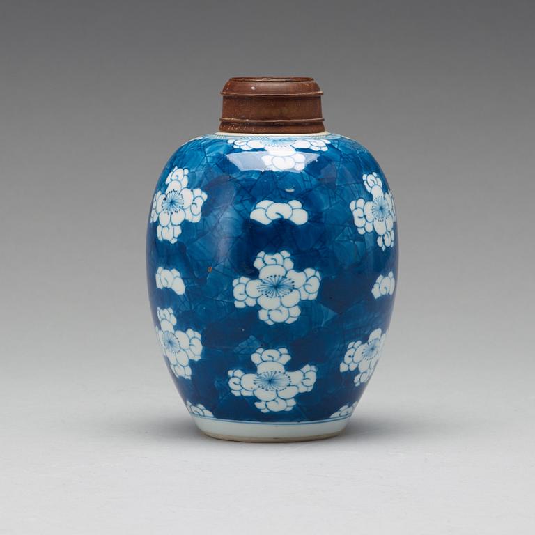 A blue and white jar, Qing dynasty, Kangxi (1662-1722).