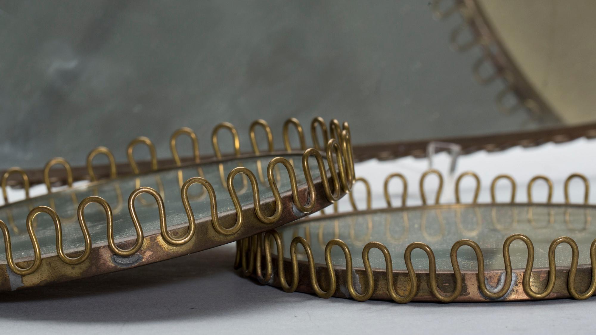 BORDSPLATEAU, BRICKA samt COASTERS, 4 delar, 1900-talets mitt.