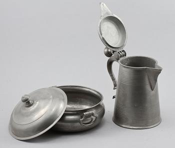 GRÖTSKÅL OCH STOP, tenn, Sven Ekström, Norrköping, 1836 respektive Pehr Johan Mattsson, Mariestad, 1830.