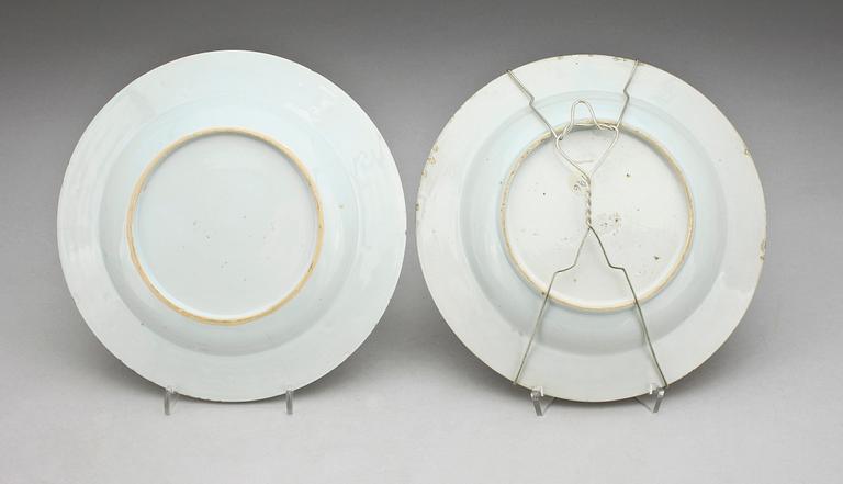 TALLRIKAR, 2 st, kompaniporslin. Kina, Qing dynastin, Qianlong (1736-95).