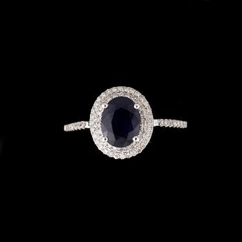 RING, 14k vitguld med safir ca1,75ct och diamanter tot ca 0,38ct. Vikt 3,3g.