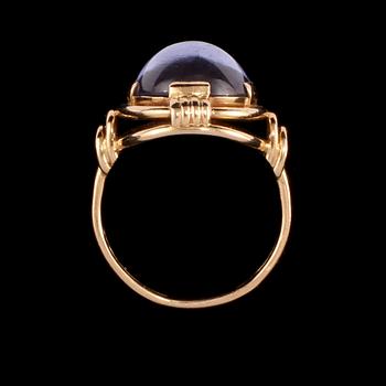 RING, 18k guld med cabochonslipad spinell, Stockholm, 1900-talets mitt. Vikt 8g.