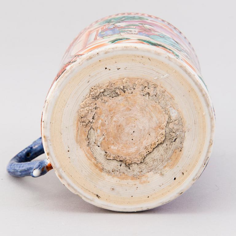 An early 19th century Chinese porcelain mug.