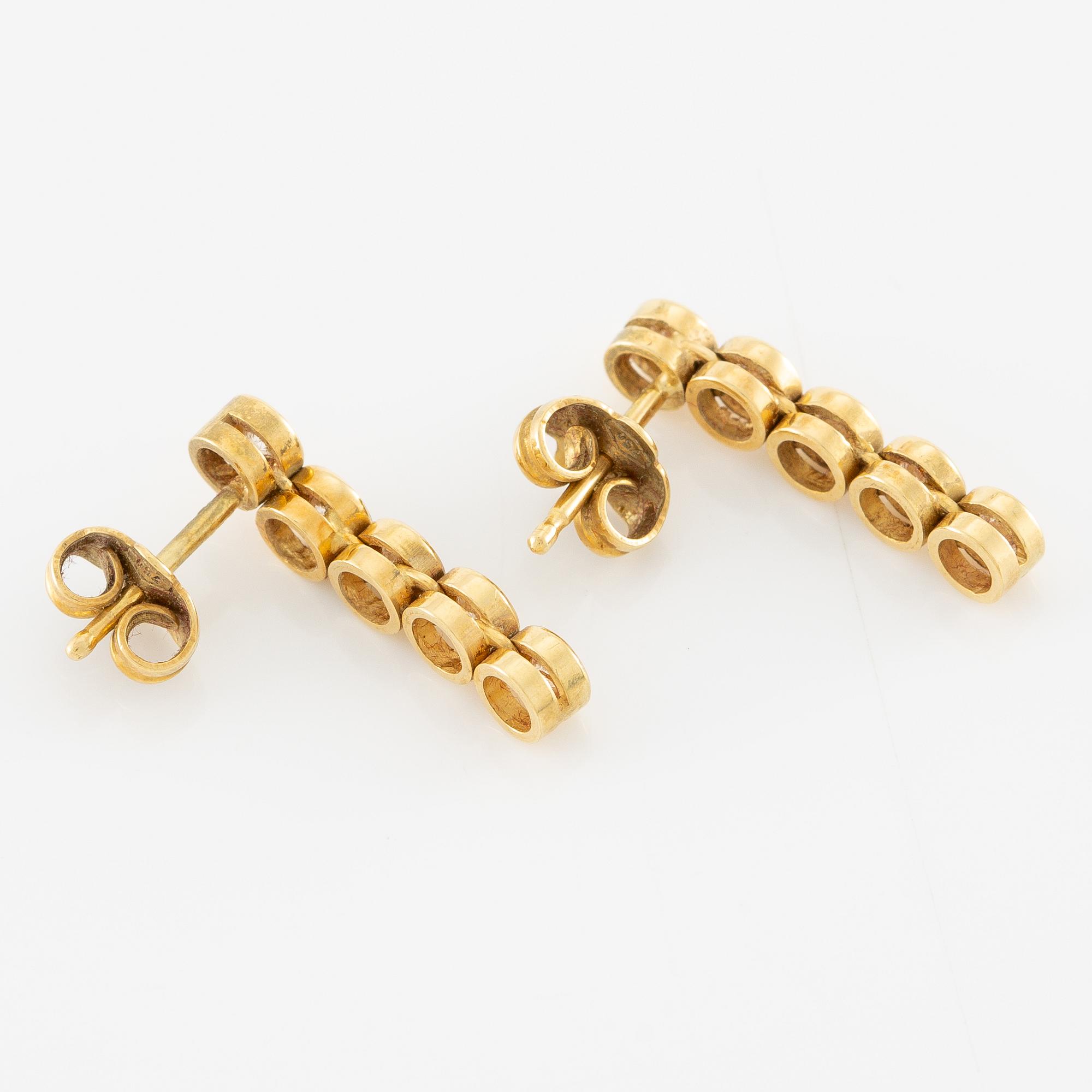 Örhängen, ett par, 18K guld med briljantslipade diamanter.