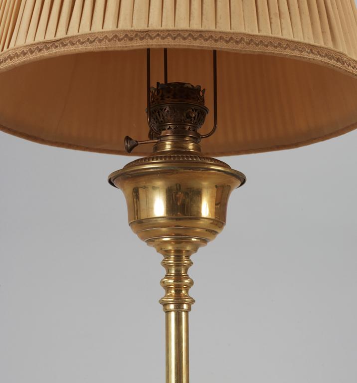 GOLVFOTOGENLAMPA, mässing, 1900-talets början.