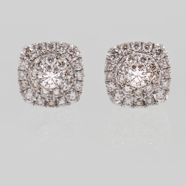 ÖRHÄNGEN, 18k vitguld med 52 briljantslipade diamanter, ca 0.94 ct. Vikt 3 g.
