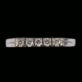 RING, 18 k vitguld med 5 briljantslipade diamanter, ca 0.25 ct. Vikt ca 2,3 g.