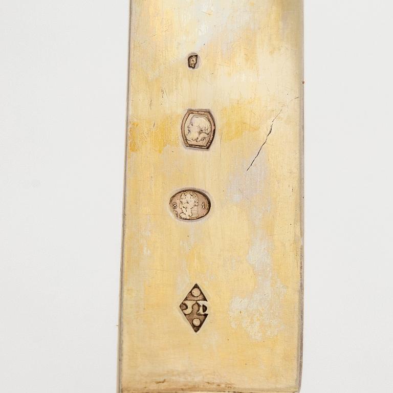 A set of eleven gilt silver dessert knives with mother-of-pearl stems, Paris 1819-1838.