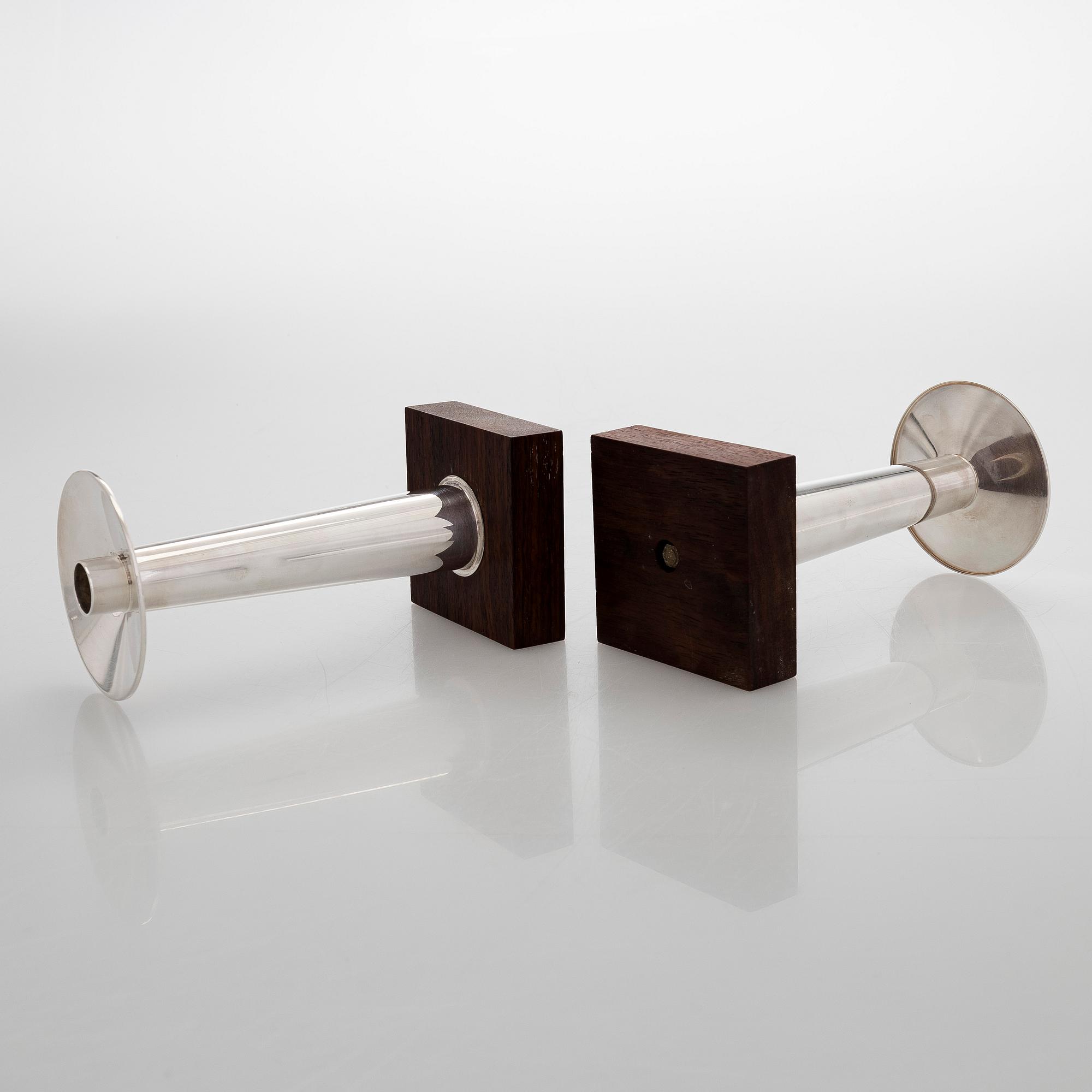 Eero Rislakki, Kynttilänjalkapari, hopeaa ja palisanteria, Kultakeskus Hämeenlinna 1965.