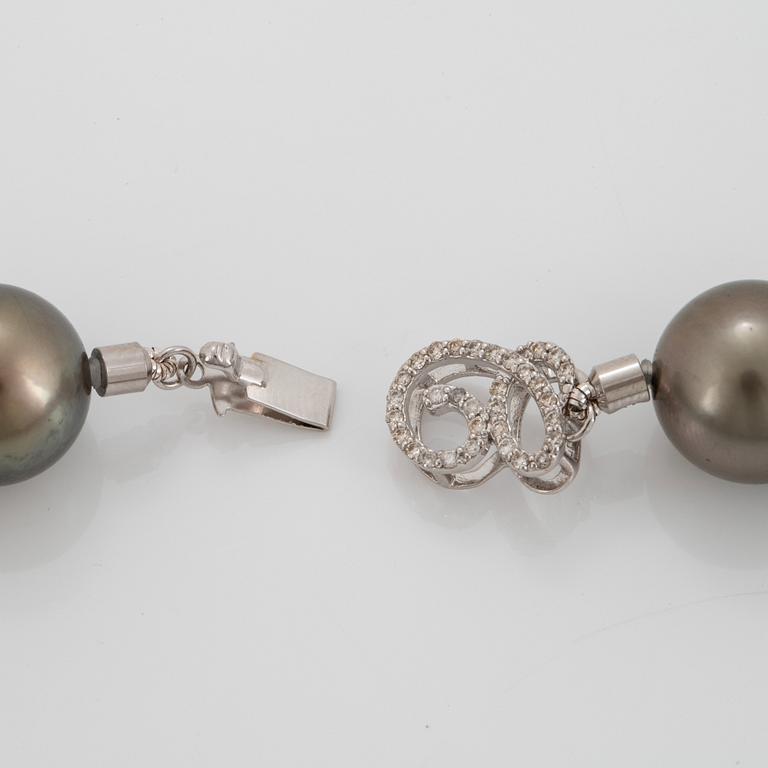 A Tahitian cultured pearl necklace.