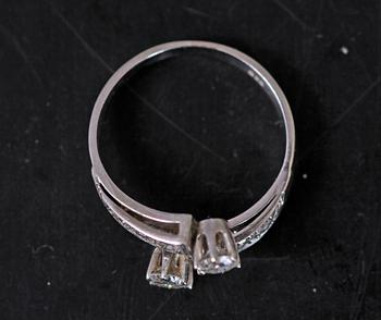 RING, vitguld m biljanter tot ca 0,75 carat.