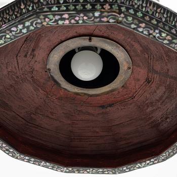 Taklampa, lackarbete, Orientalisk, omkring år 1900.