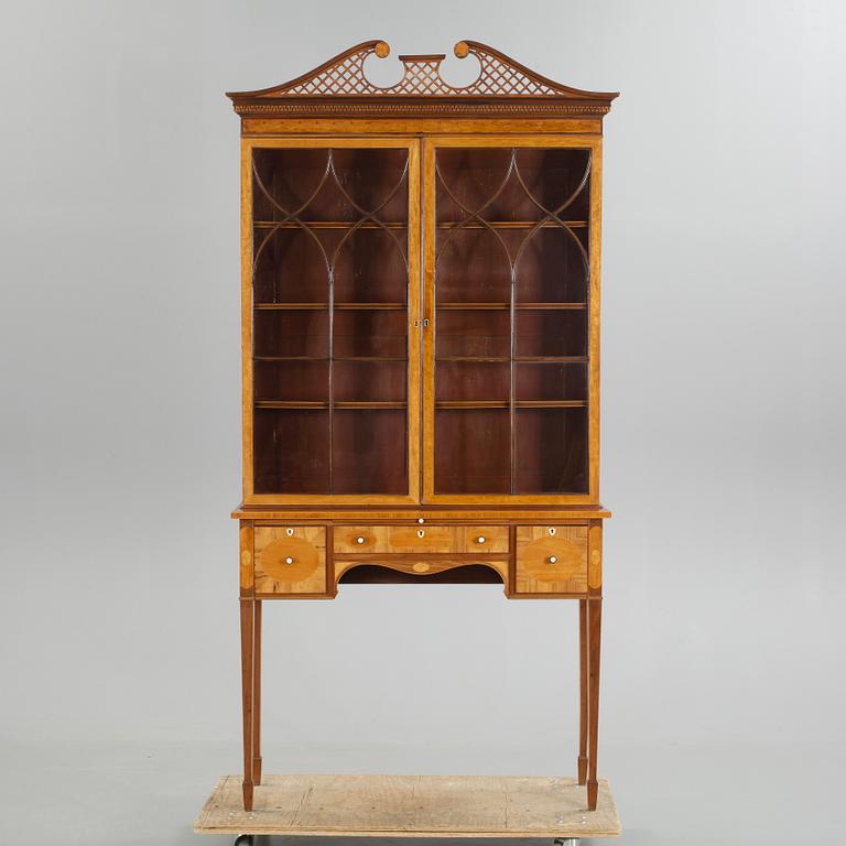 VITRINSKÅP, Sheraton-stil, England, 1900-tal.