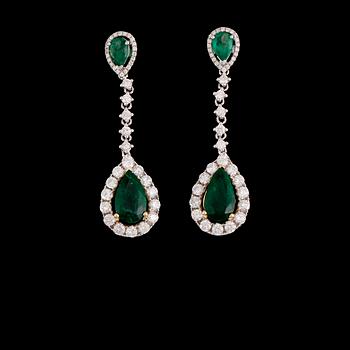 ÖRHÄNGEN, 1 par, 18 k guld och vitguld, smaragder totalt 3.72 ct, diamanter totalt 1.58 ct.