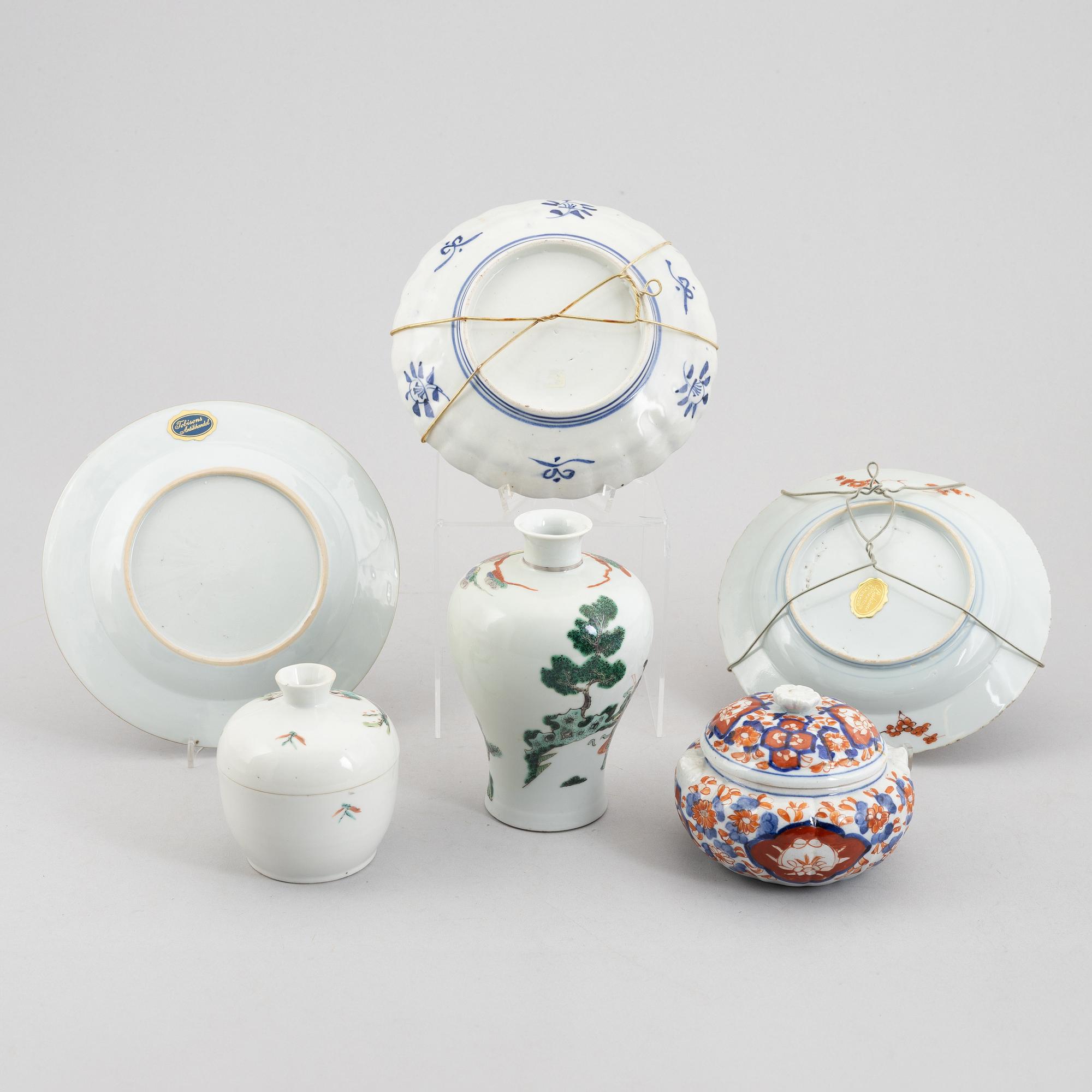 Six pieces of Japanese and Chinese porcelain, 18th-20th century.